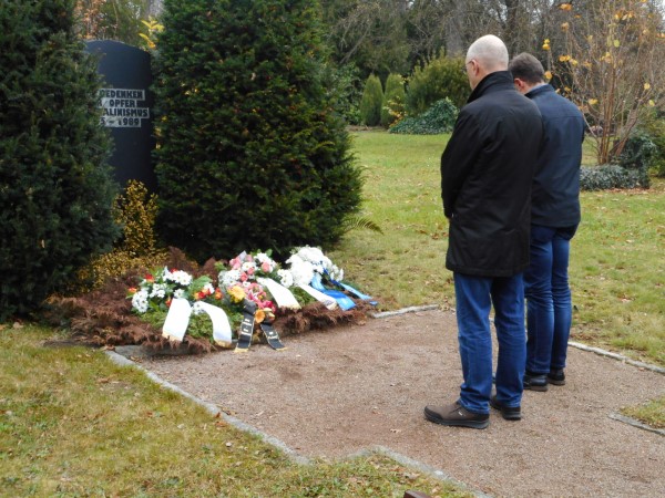 Denkmal der Opfer des Stalinismus mit MdL. Dr. Rolf Weigand (rechts) und Ronny Mildner, Stadtrat (links)