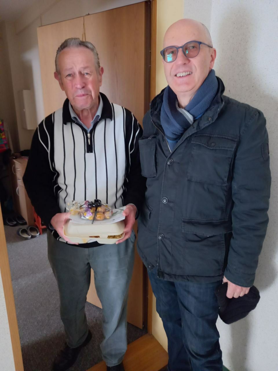 Ronny Mildner bringt einem Bürger eine kostenlose Mahlzeit...