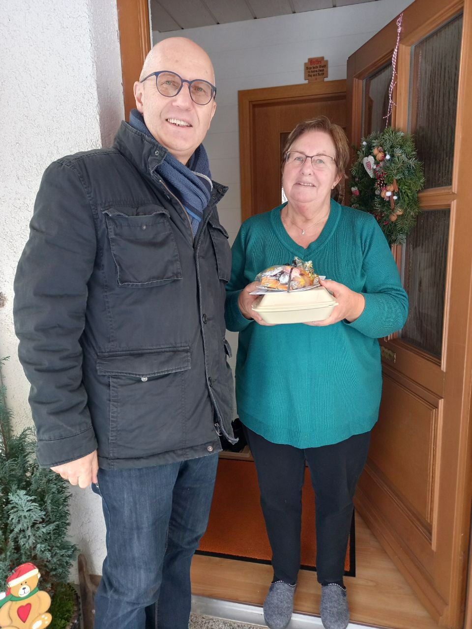 Ronny Mildner übergibt Geschenk an Bürgerin...