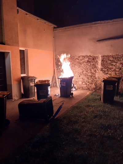 Brandstiftung durch Linksextreme mit Bekennerschrieben? In der Nacht, am frühen Sonntagmorgen am 9. Juli gab es zum zweiten Mal Brandanschläge in Freiberg. An mehreren Stellen wurde Container in Brand gesetzt... Brandstiftung durch Linksextreme, Bekennerschrieben veröffentlicht...?